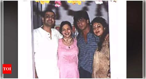 This beautiful throwback pic captures Shah Rukh Khan holding pregnant ...