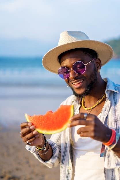 El Hombre De Etnia Negra Disfruta De Las Vacaciones De Verano En La