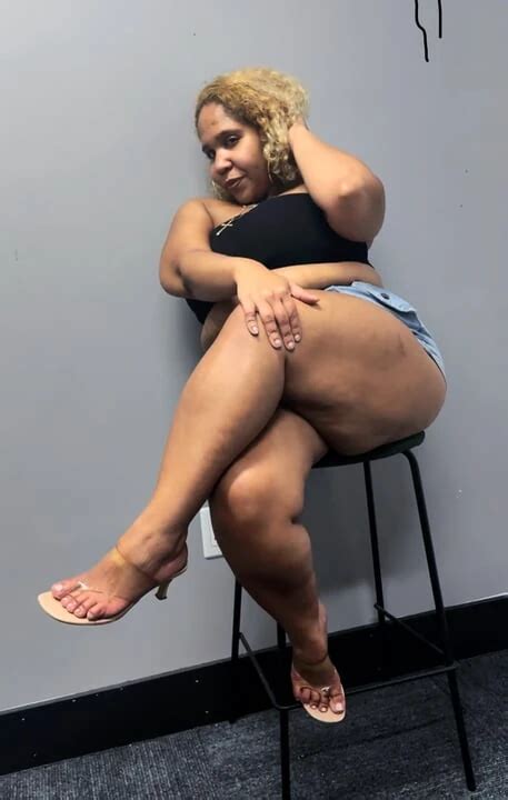 Natural Big Booty Thick Legs Tease Big Tits Areolas Beach Wet Hair Walking In Heels