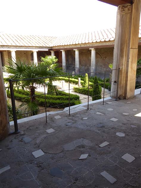 VI 16 7 Pompeii September 2015 Looking South East Across Room F West