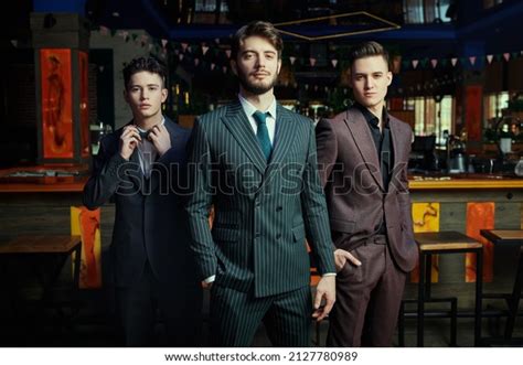 Categoría Group handsome men suits de fotos e ilustraciones de stock