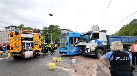 Unfall in Kassel Straßenbahn und Lastwagen kollidieren