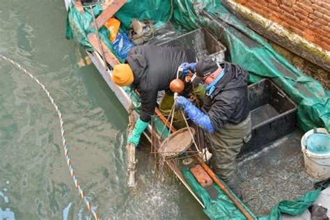 Gondolieri Sub Nuova Immersione Nei Canali Di Venezia Quasi Una