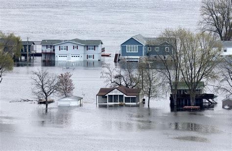 Flooding Mississippi River Prompts Evacuations Sandbagging The