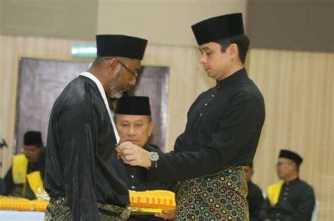 Tengku Hassanal Kurnia Darjah Kebesaran Pingat Pahang Kepada