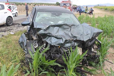 Manisa Da Feci Kaza Otomobiller Kafa Kafaya Arp T Tutso Ba Kan