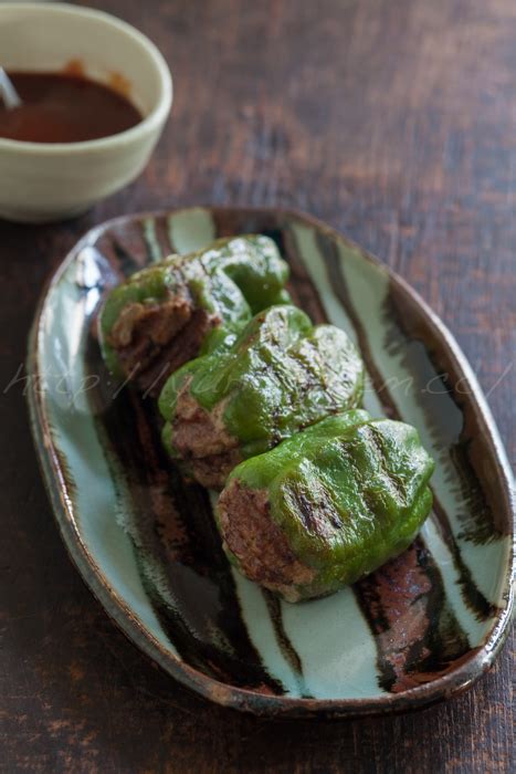 丸ごとピーマンの肉詰め ＆ 鶏つくねのピーマン添え ゆりり亭 ～料理もお酒も無手勝流～