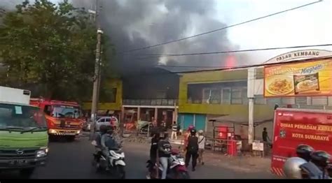 Kebakaran Menghanguskan Lantai Dua Pasar Kembang Surabaya Redaksi