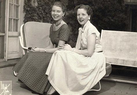 Lesbian Pulp Fiction Writer Ann Bannon And Her Mother In The 1950s