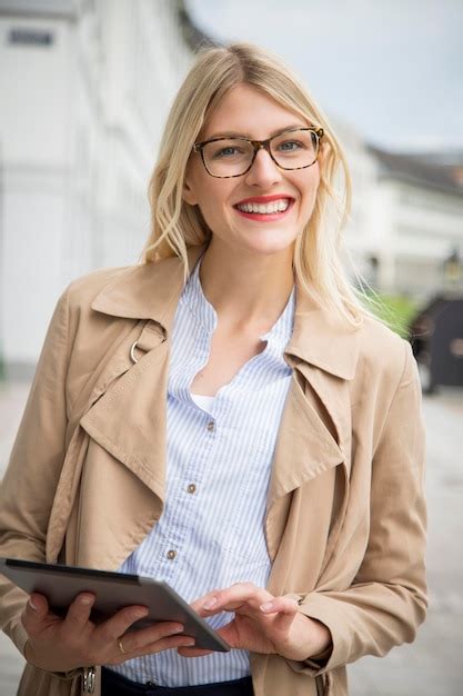 Premium Photo Portrait Of Smiling Young Businesswoman With Tablet