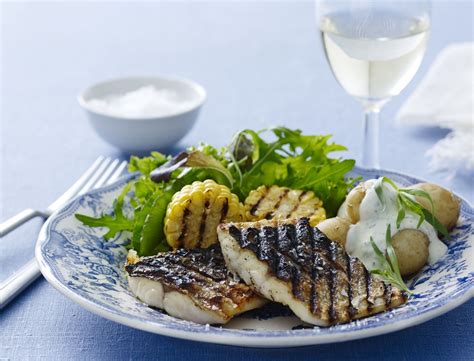 Grillet Fisk Med Majskolber Og Salat Opskrift Grillet Fisk Sund