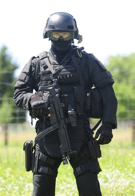 US Metropolitan SWAT Sexy Military Men Military Armor Military Gear