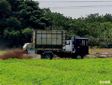 機械化代施基肥 禽畜糞肥資源循環又省工 生活 自由時報電子報