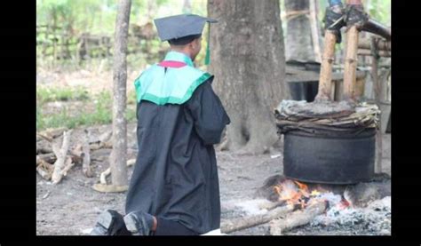 Foto Mahasiswa Usai Wisuda Bersimpuh Di Depan Tungku Suling Sopi Viral