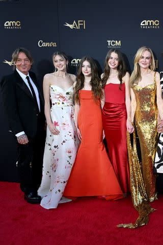 Nicole Kidman and Keith Urban Pose with Teenage Daughters Sunday and ...