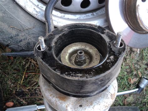 Заменил передний амортизатор, подушку, опорный подшипник с втулкой ...