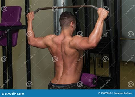 Hombre Muscular Que Hace El Ejercicio Pesado Para La Parte Posterior