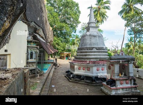 El Raja Maha Vihara Es Un Antiguo Templo De Roca Budista En Mulkirigala