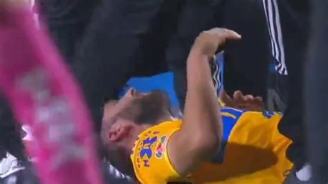 Tigres Vs Santos El Golpe Por El Que Gignac Tuvo Que Ser Trasladado Al