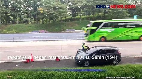 Momen Polisi Bubarkan Pemudik Yang Berhenti Di Bahu Jalan Tol Cipali