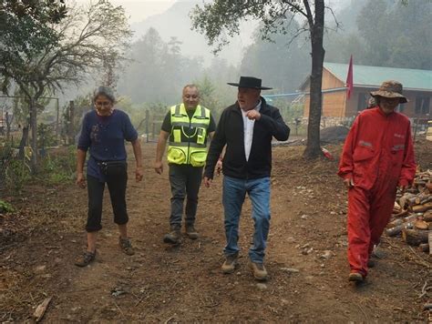 Alcalde De Longav En Terreno Junto A Vecinos Afectados Por Incendio