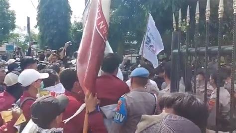 Unjuk Rasa Mahasiswa Tolak Rkuhp Berujung Ricuh Di Dprd Tasikmalaya