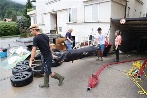 Ob Poplavah Za Pomo Prizadetim Na Polno Aktivirane Tudi Humanitarne