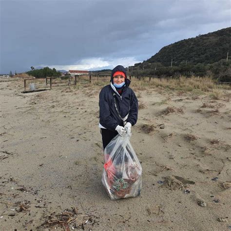 Foto Ascea Volontari In Azione Per Ripulire La Spiaggia Dai Rifiuti