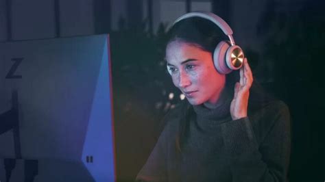 Bang Olufsen Beoplay Portal Headphone Gaming Nirkabel Pertama Bang