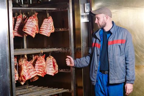 Costillas Que Fuman En Un Horno Producci N De La Salchicha En La F