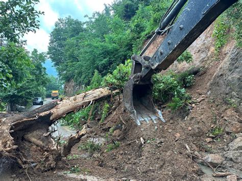 Ordu da üç ilçenin bağlantı yolu heyelan nedeniyle ulaşıma kapandı