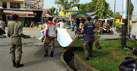 Satpol PP Kota Pematangsiantar Tertibkan Spanduk Dan Reklame Liar