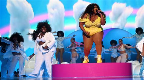 Lizzo Rocked Her MTV VMAs 2019 Performance in Front of a Giant ...