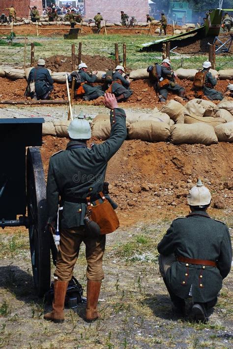 Un Soldado reenactor Alemán Da Un Comando De Tirar De Un Cañón