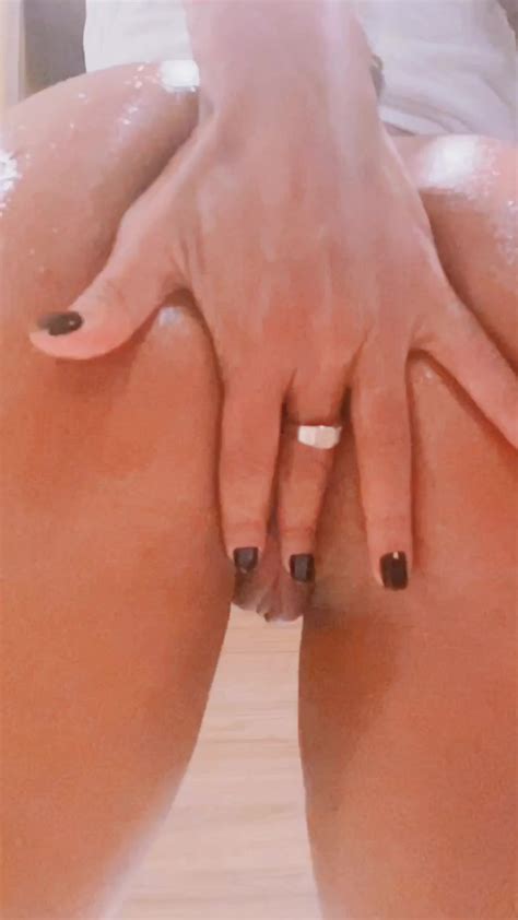 Beautiful And Hot Showing Her Pussy And Ass Cnn Amador