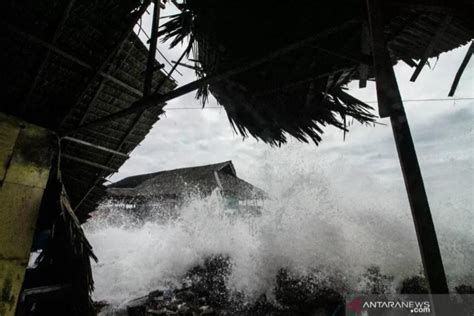 Gelombang Tinggi Di Natuna Transportasi Laut Diminta Waspada GenPI Co