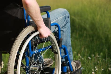 Homme Dans Un Fauteuil Roulant Image Stock Image Du Copie Séance