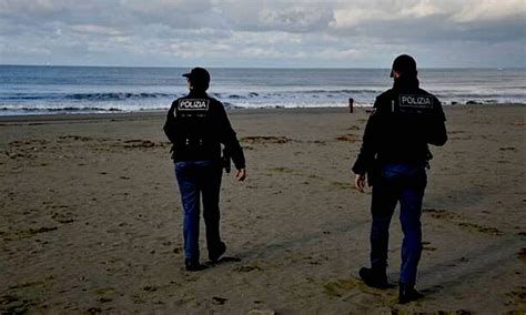 Fiumicino Nudo Sulla Spiaggia Davanti Ai Bambini Volevo Prendere