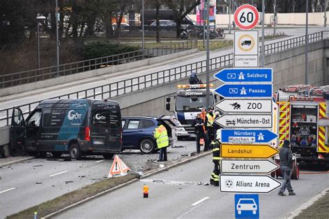 München Ein schwerer Unfall ereignete sich am mittleren Ring mit vier