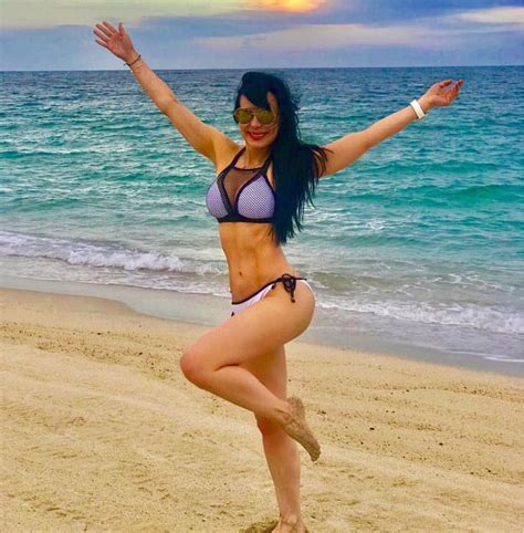 Maribel Guardia Deslumbra Con Figura En Bikini Entre Veredas