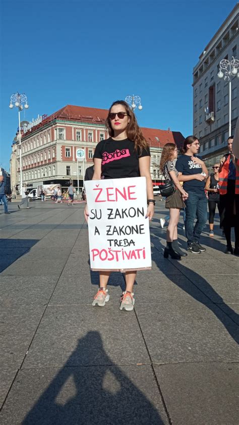 Molitelji Se Okupili Na Trgu U Zagrebu Moliti Krunicu Upu Ene Su Im