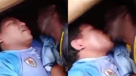 VIDEO Policía obligó a dos ladrones capturados a besarse al asegurar