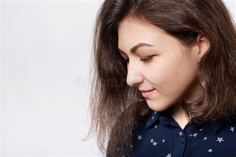 Een Zijdelings Close Up Van Mooi Brunette Met Donkere Wenkbrauwen Lange Wimpers En Zuivere Huid