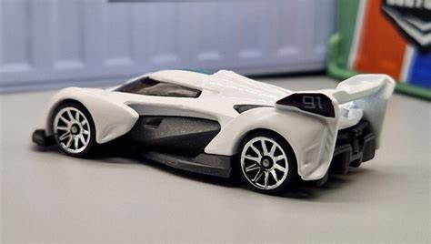 Машинка Базова Hot Wheels McLaren Solus GT Exotics HKG White купити в інтернет магазині