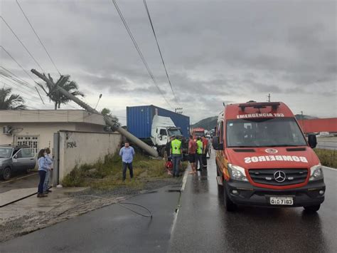 Caminh O Derruba Poste S Margens Da Br Em Navegantes Penha