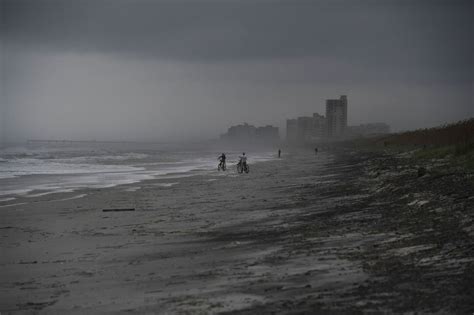 A Weather Geeks Live Blog Hurricane Matthew Lashes Us Coast Mashable