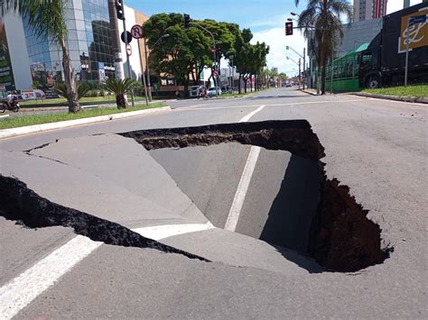 Chuva abre cratera em rua e interrompe trânsito em Rio Claro São