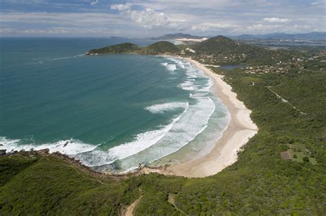 Conheça a vibe chique e baladeira da Praia do Rosa em SC Voupranos