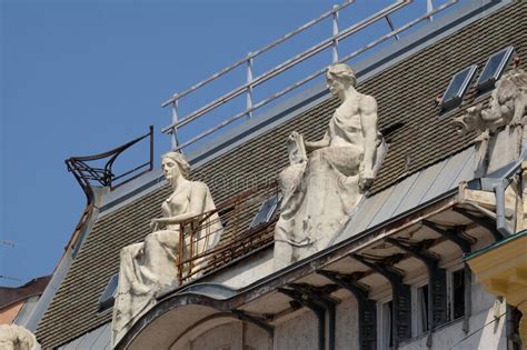 Estatuas En La Fachada Del Antiguo Edificio De La Ciudad De Zagreb Foto