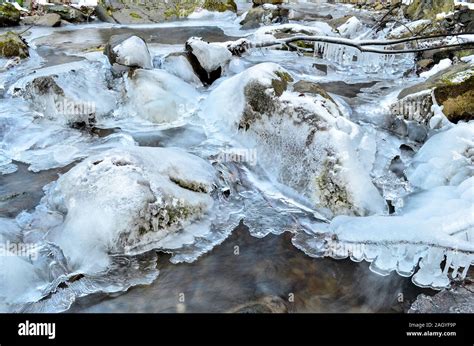 Detalle Del Arroyo Congelado Cascada De Hielo Una Peque A Cascada